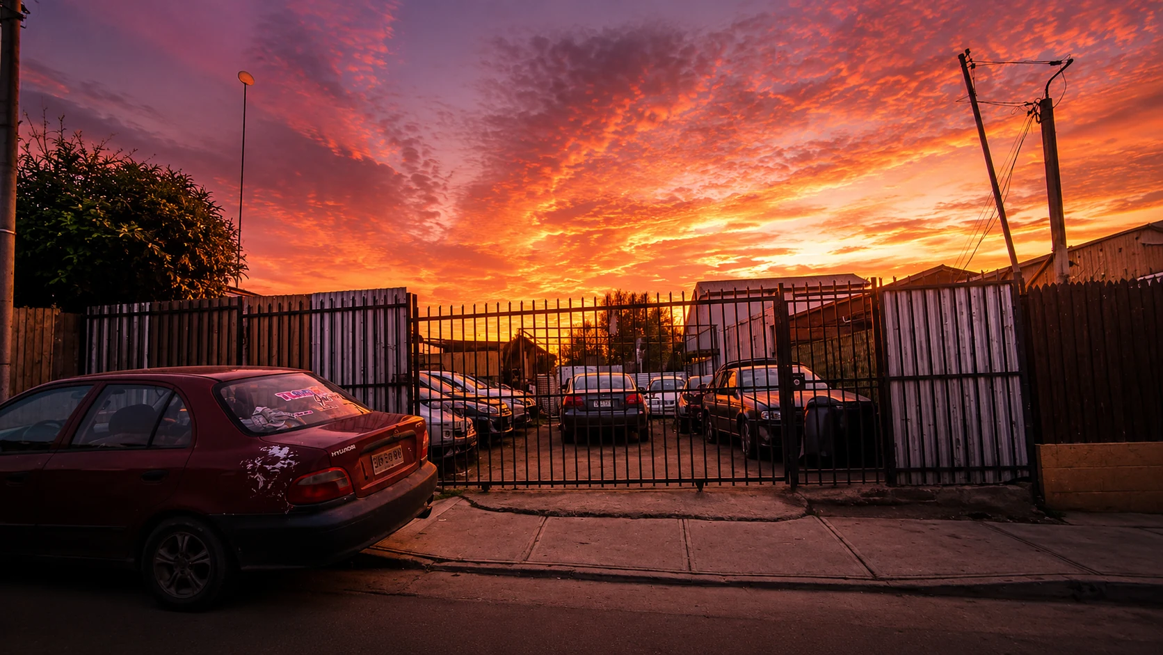 Exterior real de Turbo Garage en Villa Alemana al atardecer