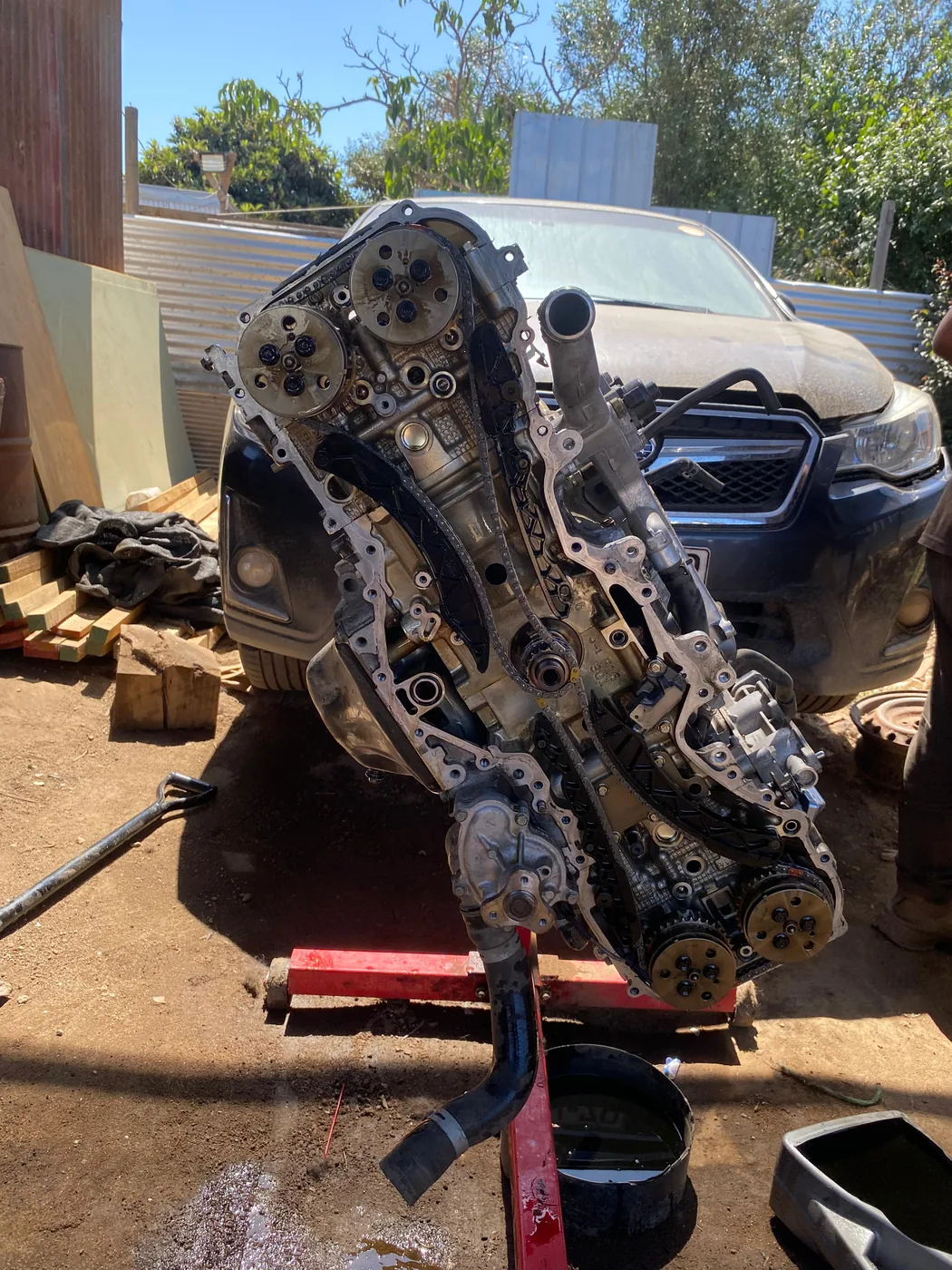 Motor en proceso de reparación en Turbo Garage